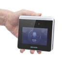 Terminal WIFI de Reconocimiento Facial ULTRA RÁPIDO y lectura de CÓDIGOS QR / Asistencia + Control de Acceso / Soporta APP de Hik-Connect (P2P) / Hasta 1.5 Mts de Reconocimiento Incluso en Movimiento